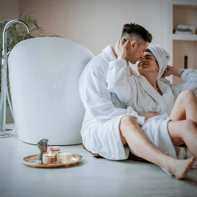 Momento di benessere e intimità in bagno, ambientazione curata da 4 Emme, esperti in pavimenti e arredo bagno