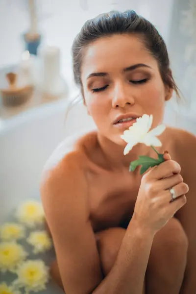 Momento di benessere nella vasca da bagno, ambientazione curata da 4 Emme, esperti in pavimenti e arredo bagno