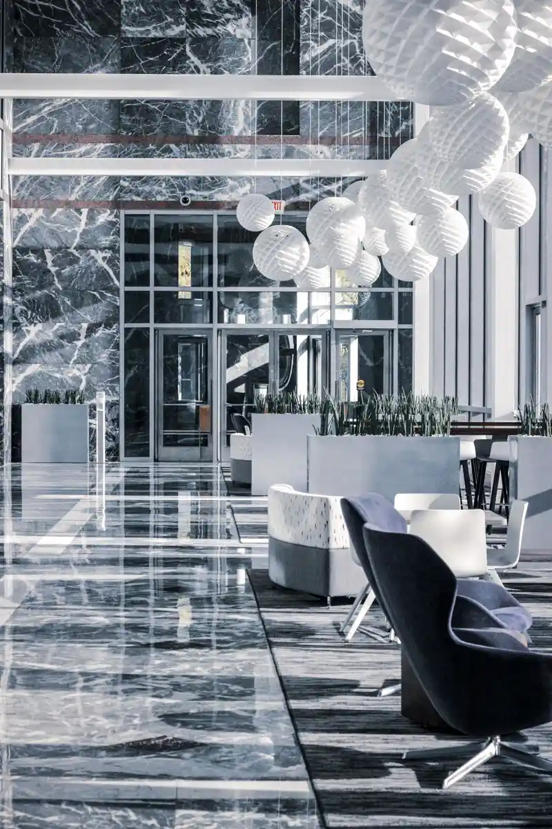 Lobby moderna con pavimenti in marmo, ambientazione proposta da 4 Emme, esperti in pavimenti e arredo bagno