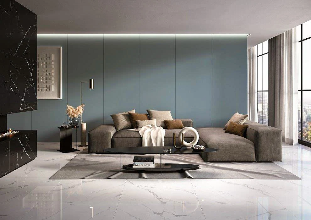 Living moderno con pavimenti effetto marmo proposto da 4 Emme, esperti in pavimenti e arredo bagno